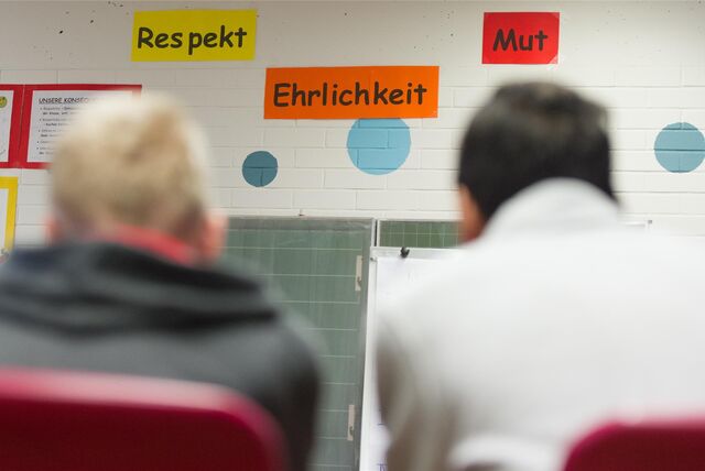 Schüler einer achten Klasse sitzen während einer Unterrichtsstunde zum Thema «Mobbing» vor Plakaten mit der Aufschrift «Respekt», «Ehrlichkeit» und «Mut». (Symbolbild)