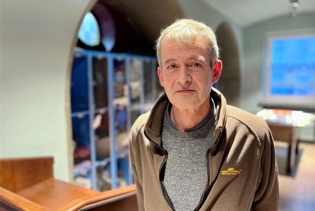Ingo Hinzkowski (54) ist regelmäßig Gast im Aufenthaltssaal für Wohnungslose im Wichern-Wohnungslosenzentrum an der Stollenstraße.
