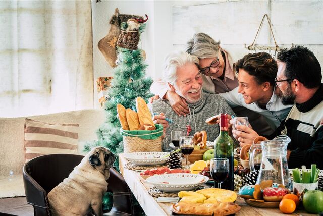 Familie feiert gemeinsam Weihnachten