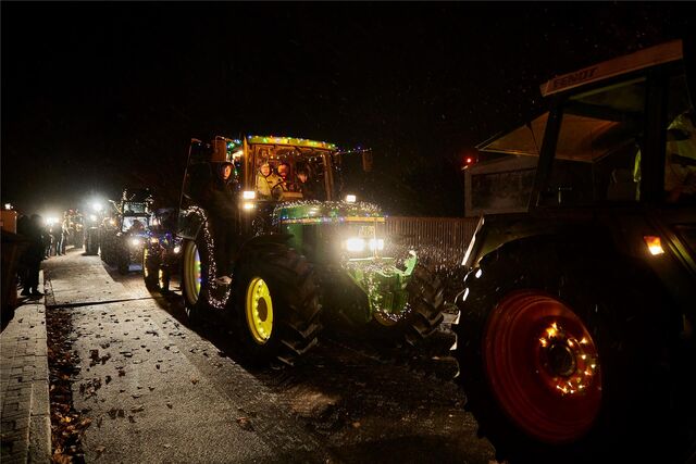 Über 80 beleuchtete Trecker fuhren bei der Lichterfahrt am ersten Advent 2023 durch die Marler Straßen.
