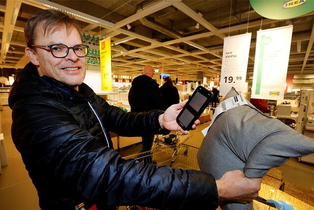 Nicht an der Kasse den Einkauf scannen, sondern schon beim Griff ins Regal. Redakteur Carsten Janecke beim Versuch, die neue Ikea Ikea-App zu nutzen. Nur am Anfang gibt es Schwierigkeiten.