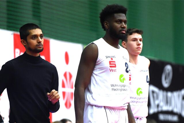 Basketball 1. Regionalliga 9. Deztember 2023, Citybasket Recklinghausen – Accent Baskets Salzkotten 80:93. Trainer Dnesch Kubendrarajah will wechseln, es stehen bereit Franck Maurice Penda (Mitte) und Felix Gröne.