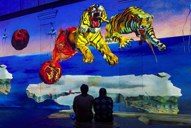 Ein erster Blick in die neue Ausstellung „Dalí: Das endlose Rätsel“, die ab dem 26. Januar in der digitalen Kunsthalle Phoenix des Lumières in Dortmund eröffnet.