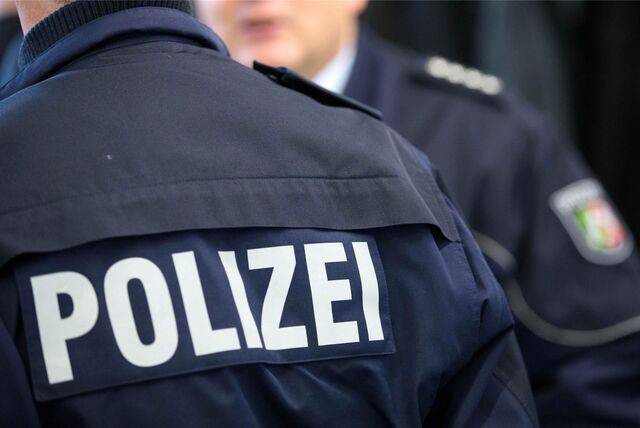 Ein Polizist in Uniform. 