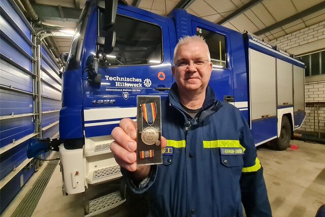 THW-Ortsbeauftragter Frank Herrmann-Sandkühler aus Haltern zeigt Bundesflutmedaille.