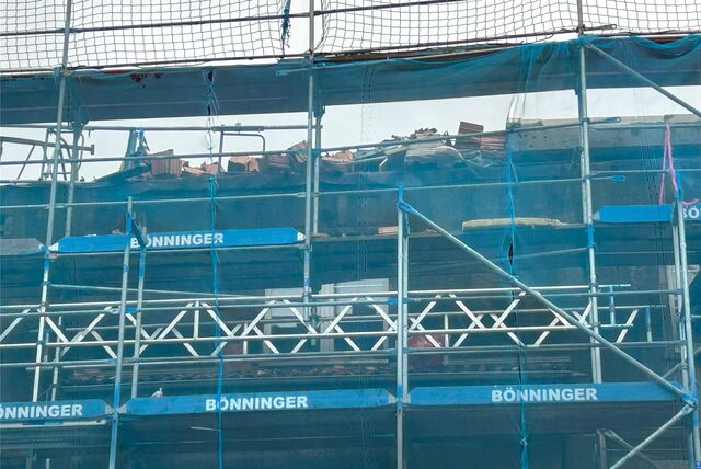 Diese Mauer stürzte auf einem abgedeckten Dach eines Wohnhauses zusammen. Jetzt gibt es neue Erkenntnisse zur Ursache.