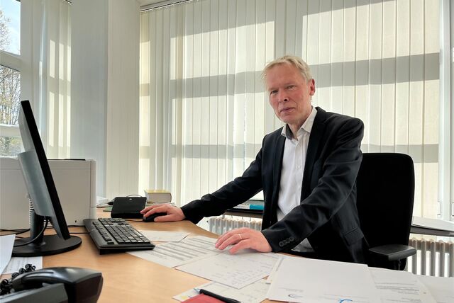 Ulrich Wessel, Leiter des Joseph-König-Gymnasiums in Haltern, sitzt an einem Schreibtisch.