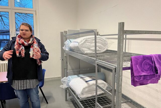 Die künftige DRK-Einrichtungsleiterin Carolin Zumbrock zeigt die Schlafstuben der künftigen Bewohner