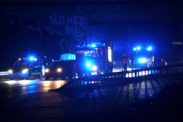 Feuerwehreinsatz im Autobahnkreuz Castrop-Rauxel Ost. Auch die Polizei ist mit Blaulicht an der Schnittstelle zwischen A42 und A45.