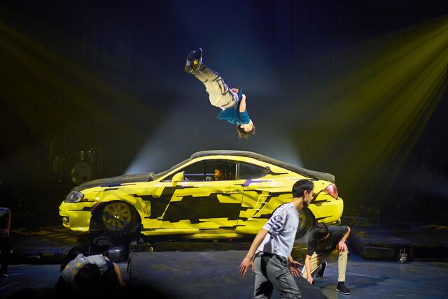 Über ein Sportwagen sprangen die Artisten bei Zirkus Flic Flac in Dortmund.