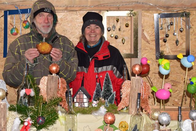 Händler zeigen selbstgemachte Weihnachtsdeko auf dem ETuS-Weihnachtszauber 2022.