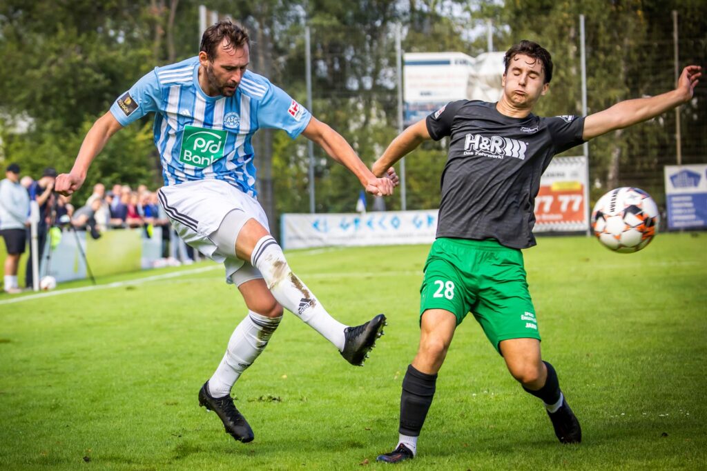 Ein Spieler der SG Finnentrop/Bamenohl im Zweikampf. Ein Spieler der SG Finnentrop/Bamenohl im Zweikampf.