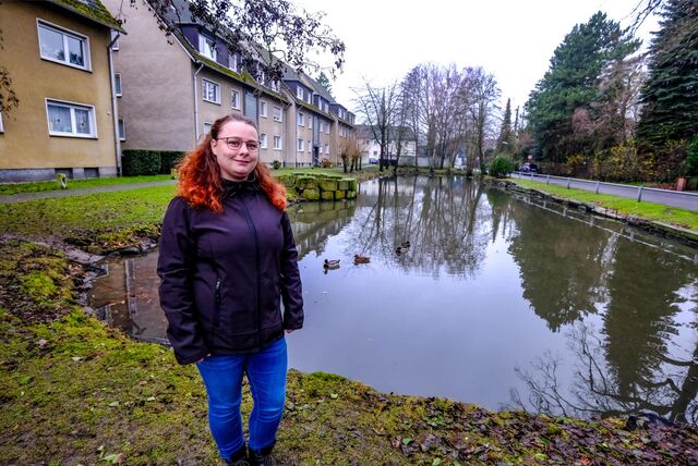 Katie Isanovic steht am Ufer des Mühlenteichs in Suderwich.