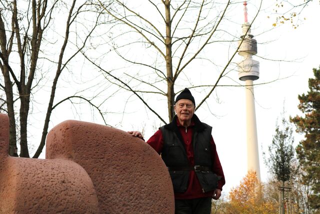 Jan Bormann im Westfalenpark Dortmund. Dort steht jetzt seine Skulptur.