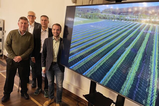 Wie Fotovoltaik-Anlagen auf landwirtschaftlich genutzten Flächen aussehen, zeigten (v.l.) Ortslandwirt Heinz Boller, Hans-Josef Vogel (EEL), Thomas Krämerkämper (BUND) und Waltrops Bürgermeister Marcel Mittelbach.