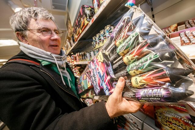 Ein Kunde wählt am 29.12.2015 in Hamburg in einem Drogeriemarkt Feuerwerkskörper für Silvester aus.