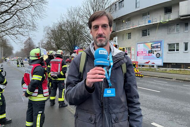 Rauch dringt aus einer Wohnung an der Eberstraße in der Dortmunder Nordstadt.