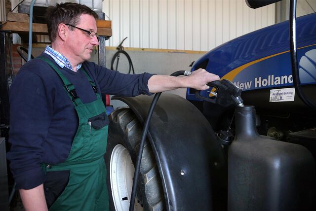 Landwirt Ludger Winkelkotte tankt seinen Traktor.