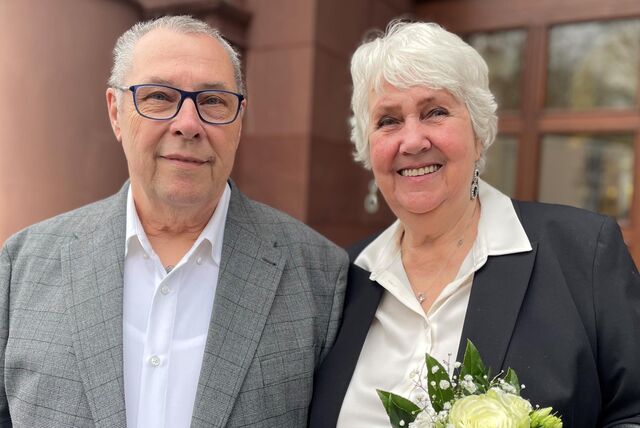 Das Ehepaar Wagner steht vor dem Alten Stadthaus am Friedenplatz in Dortmund.