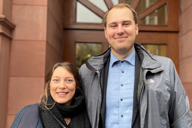 Das Ehepaar Redeker steht frisch verheiratet vor dem Dortmunder Standesamt.