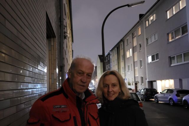 Uta Trabert und Gerd Bandulet stehen am Donnerstagabend vor ihrem Hauseingang an der Schwanenstraße. Im Hintergrund ist die defekte Leuchte zu sehen.