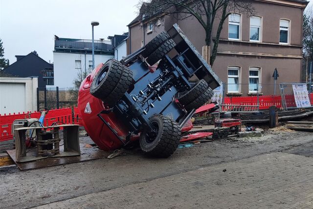 Ein Bagger ist Mülheim in eine Baugrube gestürzt.