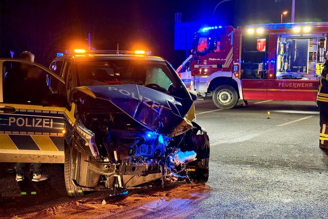 Das Polizeiauto wurde an der Unfallstelle stark beschädigt.