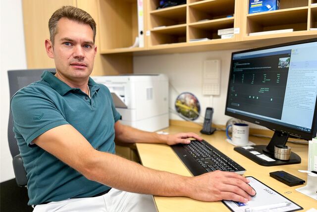 Dr. Felix Gahlen sitzt in seiner Arztpraxis in Waltrop vor einem Monitor.