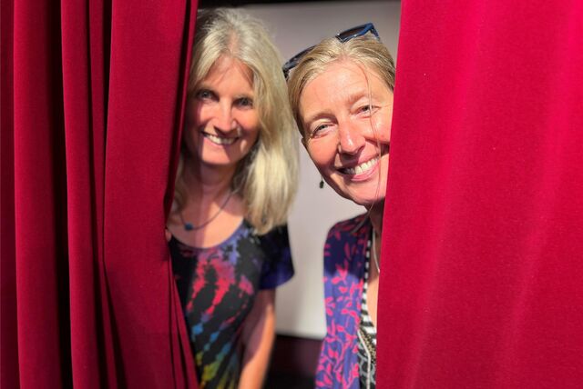 Anne Drüppel (l.) und Silke Eumann vom Lea Drüppel Theater freuen sich auf die neue Spielzeit 2024.