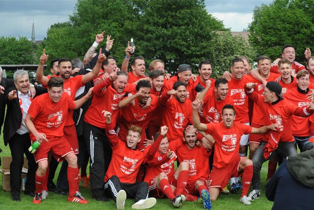 Jubelbild: Der Lüner SV feiert 2015/16 den Aufstieg in die Westfalenliga.