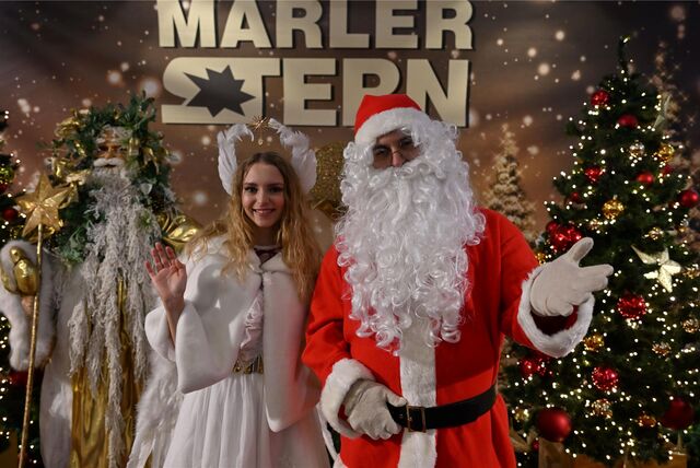 Christkind und Weihnachtsmann begrüßen die Kundinnen und Kunden im Marler Stern.