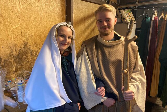 Nadine Wittwer und Joel Reiners schlüpften beim Krippenspiel in Recklinghausen-Hochlar 2023 erstmals in die Rollen von Maria und Josef.