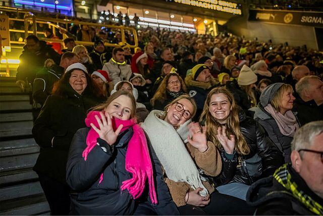 Fans vom Signal Iduna Park am 3. Advent zum BVB-Weihnachtssingen