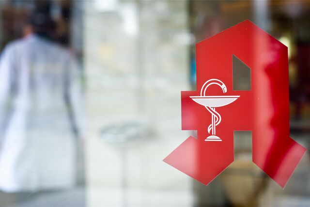 Apotheken-Logo in der Scheibe einer Aopotheke