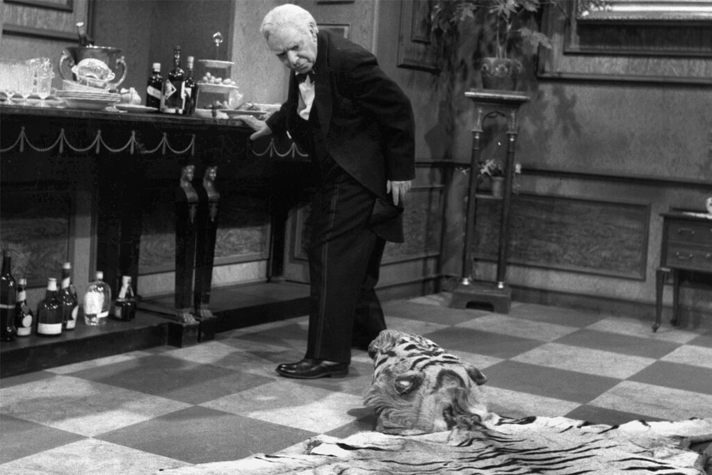  Freddie Frinton als Diener James betrachtet nach einem Stolpern das Tigerfell in einer Szene des Films 
