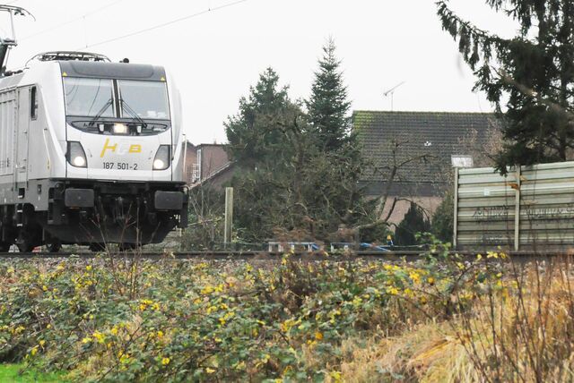 Direkt an die Lücke in der Lärmschutzwand grenzt die Wohnbebauung.