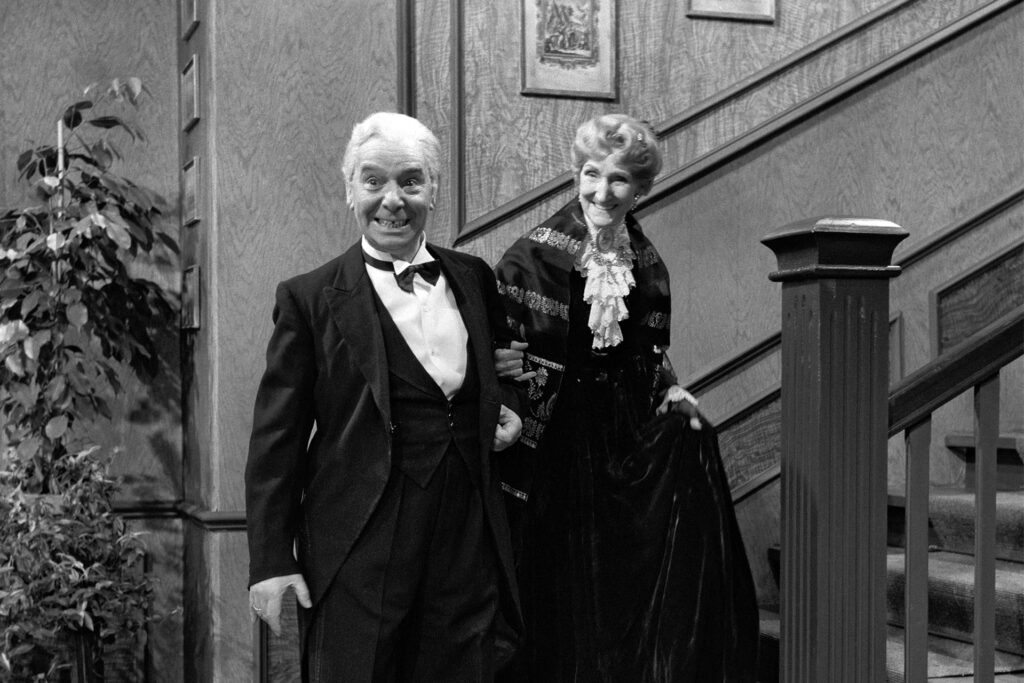 May Warden als Miss Sophie und Freddie Frinton als Butler James in einer Szene aus 