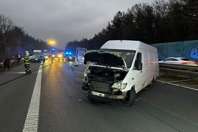 Der Kleintransporter musste abgeschleppt werden.