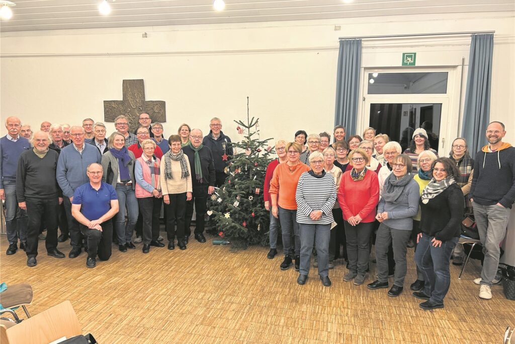 Die Chorgemeinschaft St. Peter an einem Weihnachtsbaum. Die Chorgemeinschaft St. Peter an einem Weihnachtsbaum.