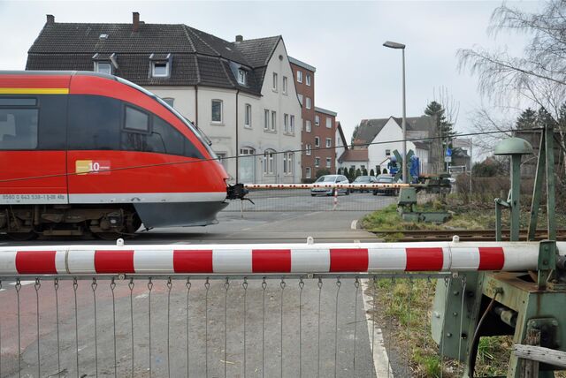 Ein Unbekannter ist am Montag über die geschlossenen Schranken am Bahnübergang Olfener Straße geklettert und auf die Gleise gelaufen – der Zug musste eine Notbremsung machen.