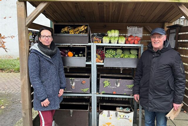 Nadine Hadamik und Hubert Schotters vor dem Fairteiler am Jugend- und Kulturzentrum Hagenbusch.