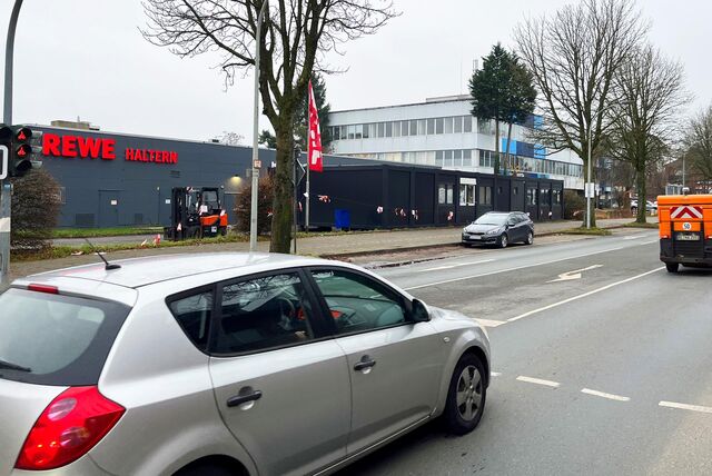 Auf der Parkfläche am Rewe-Markt, direkt an der Weseler Straße, sind die Container aufgebaut worden.