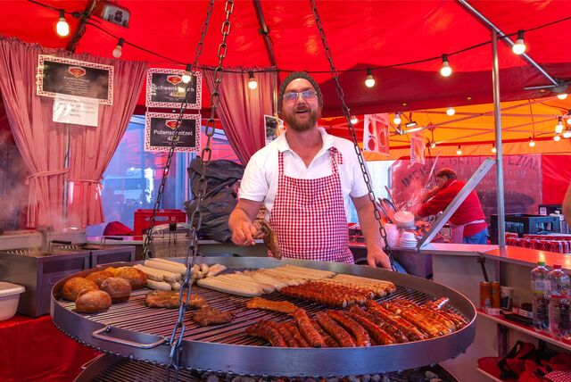 Pommes-Franz Junior Christian Nobach steht an seinem Schwenkgrill.