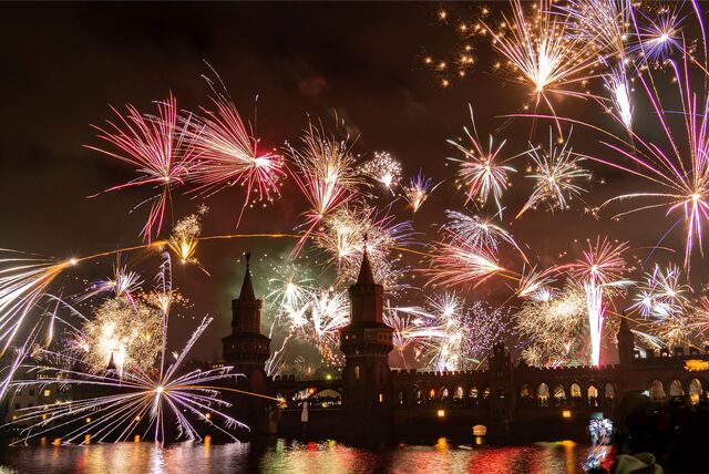 Ein buntes Feuerwerk erleuchtet den dunklen Himmel an Silvester.
