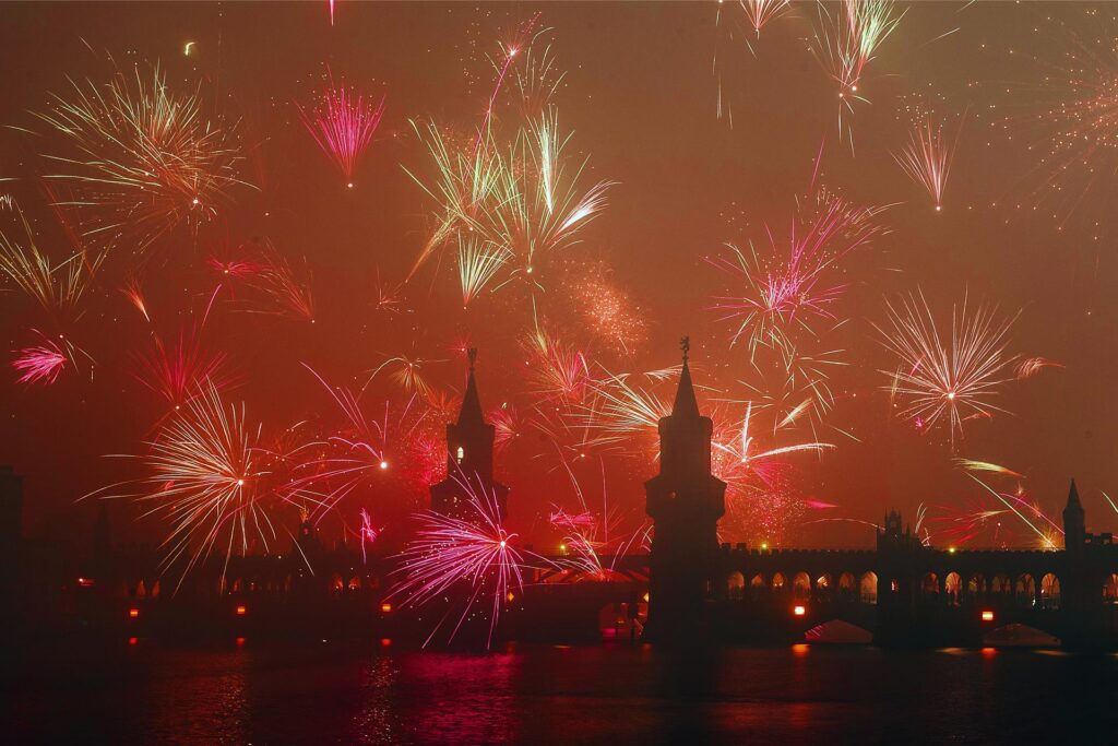 Zahlreiche Feuerwerkskörper erhellen in Berlin bei der Langzeitbelichtung den Silvesterhimmel über der Oberbaumbrücke Zahlreiche Feuerwerkskörper erhellen in Berlin bei der Langzeitbelichtung den Silvesterhimmel über der Oberbaumbrücke
