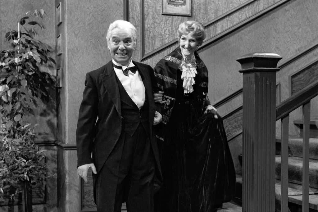 May Warden als Miss Sophie und Freddie Frinton als Butler James in einer Szene aus May Warden als Miss Sophie und Freddie Frinton als Butler James in einer Szene aus