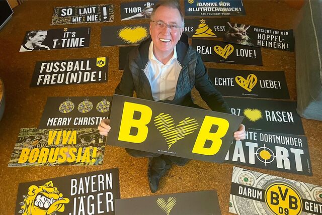 Uwe Hardy Hufenbach hält ein Plakat in die Kamera.