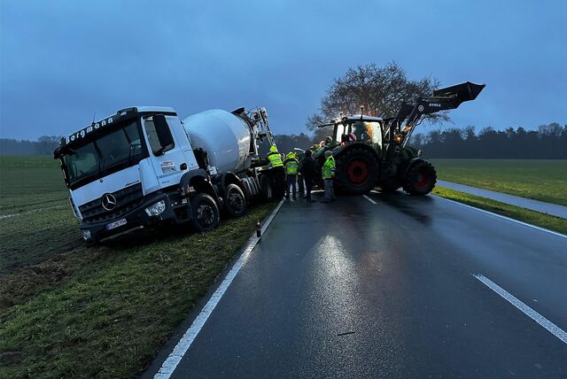 Ein voll beladener Betonmischer ist von einer wichtigen Straße in Dorsten abgekommen. Wegen der Bergung muss die Straße voll gesperrt werden.