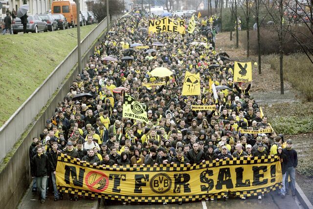 Die BVB-Fans protestieren.