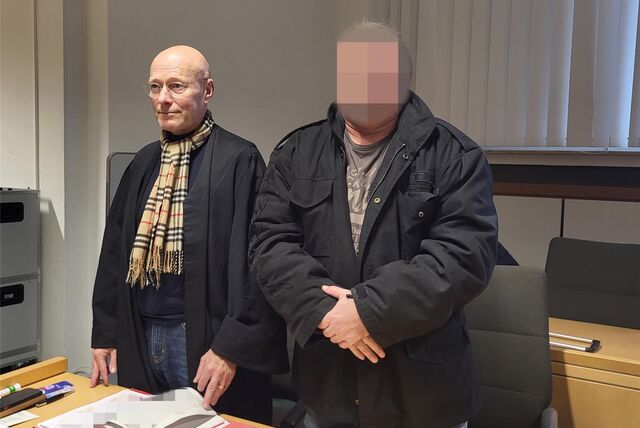 Der Angeklagte neben seinem Verteidiger Volker Schröder im Essener Landgericht.